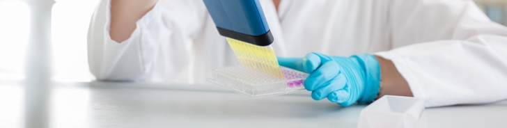 Jemand pipettiert mit einer Multichannelpipette (c) Stefan Berger